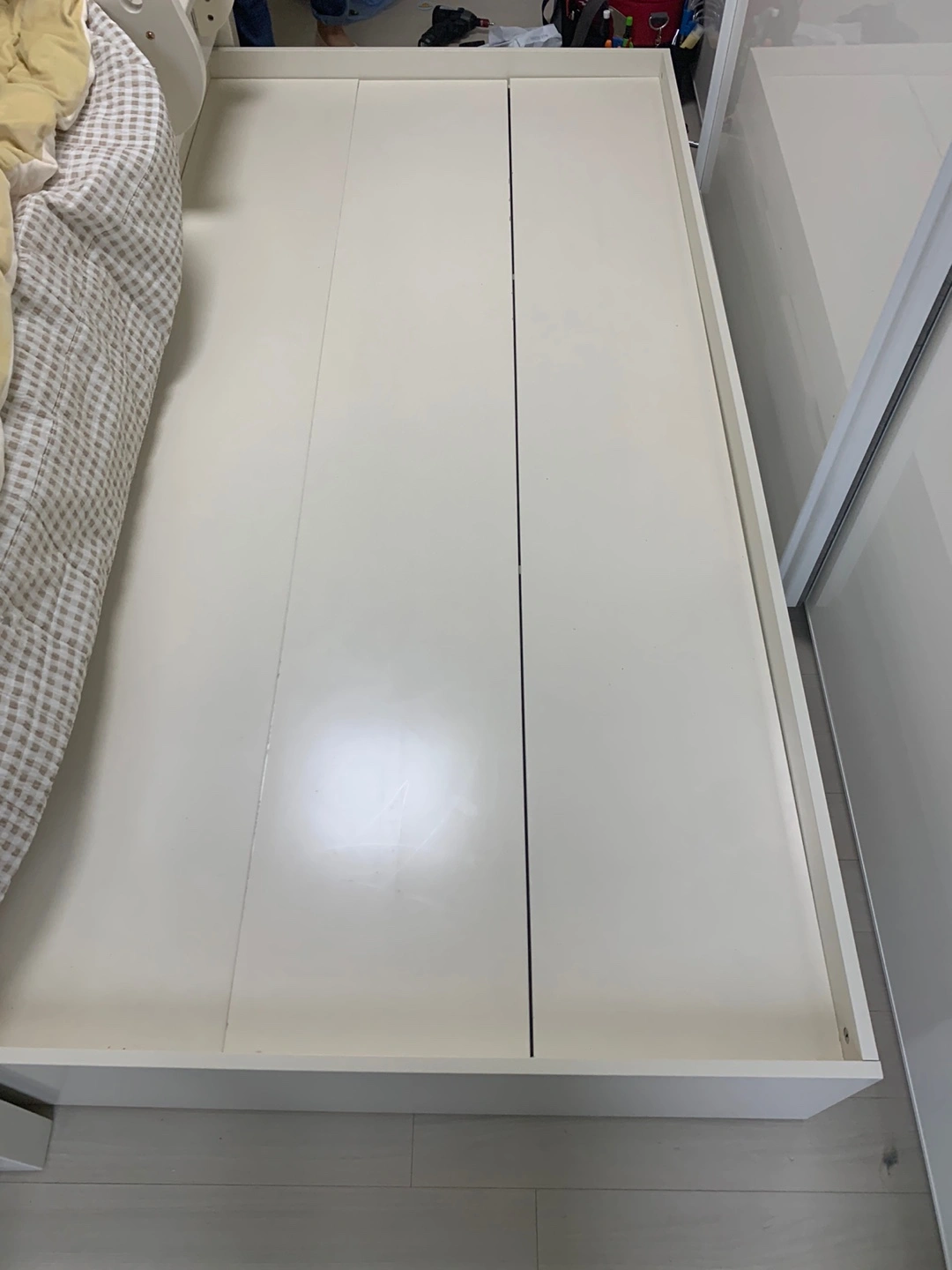 결합끈 정리를 마치고 상판이 고르게 닫힌 수리 후 침대 모습