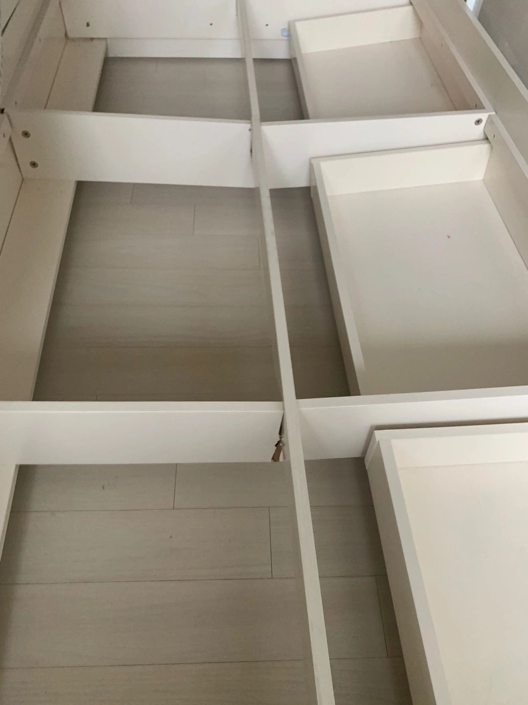 수납침대 상판 결합끈이 끊어져 늘어진 수리 전 모습