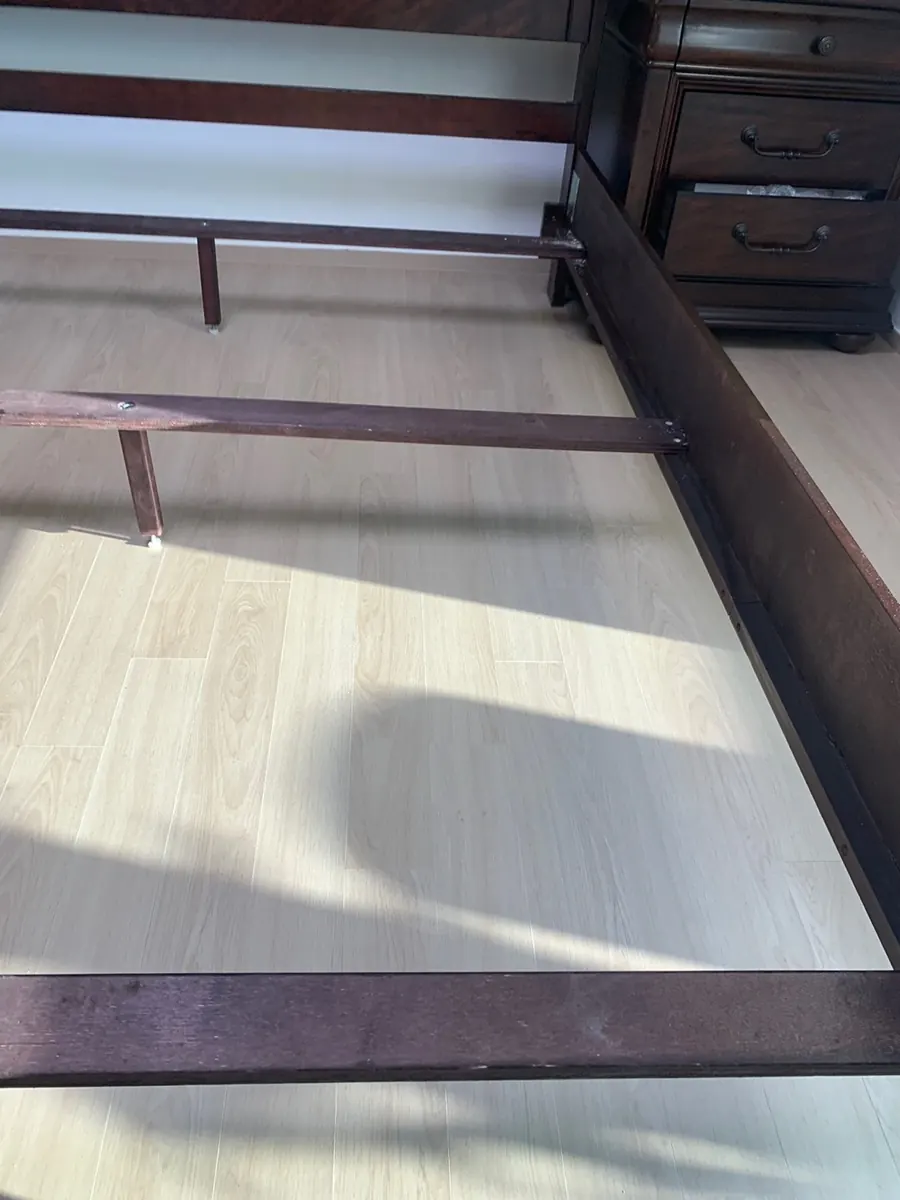 침대 프레임 지지대가 헐거워진 수리 전 모습