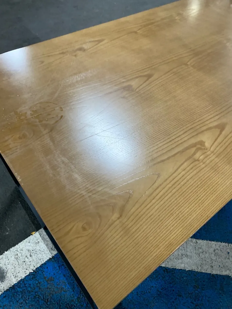 테이블 상판 얼룩과 코팅 손상이 있는 수리 전 모습