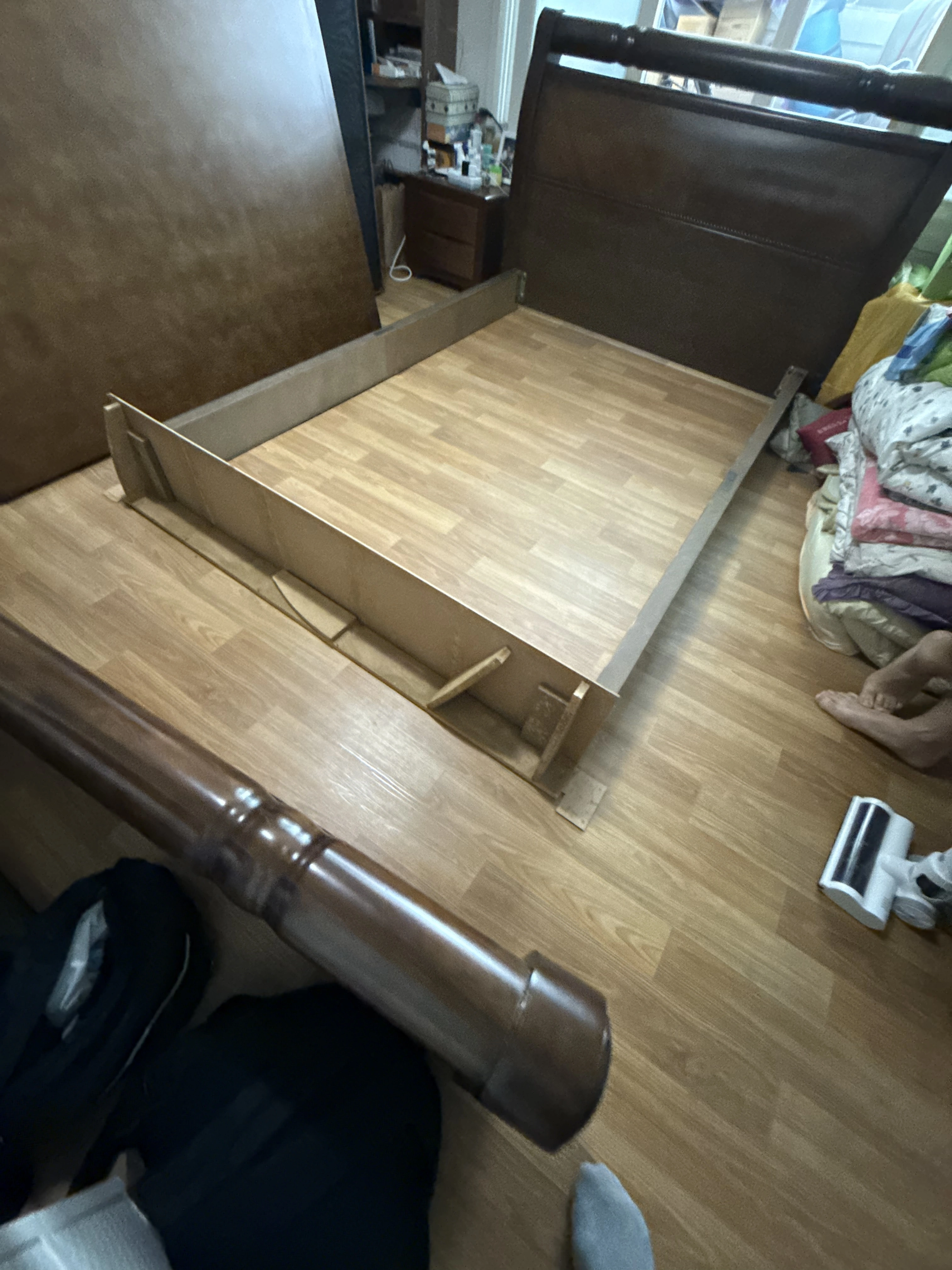 침대 프레임 중앙 지지대가 빠져 나무 조각으로 임시로 괴어 놓은 수리 전 모습