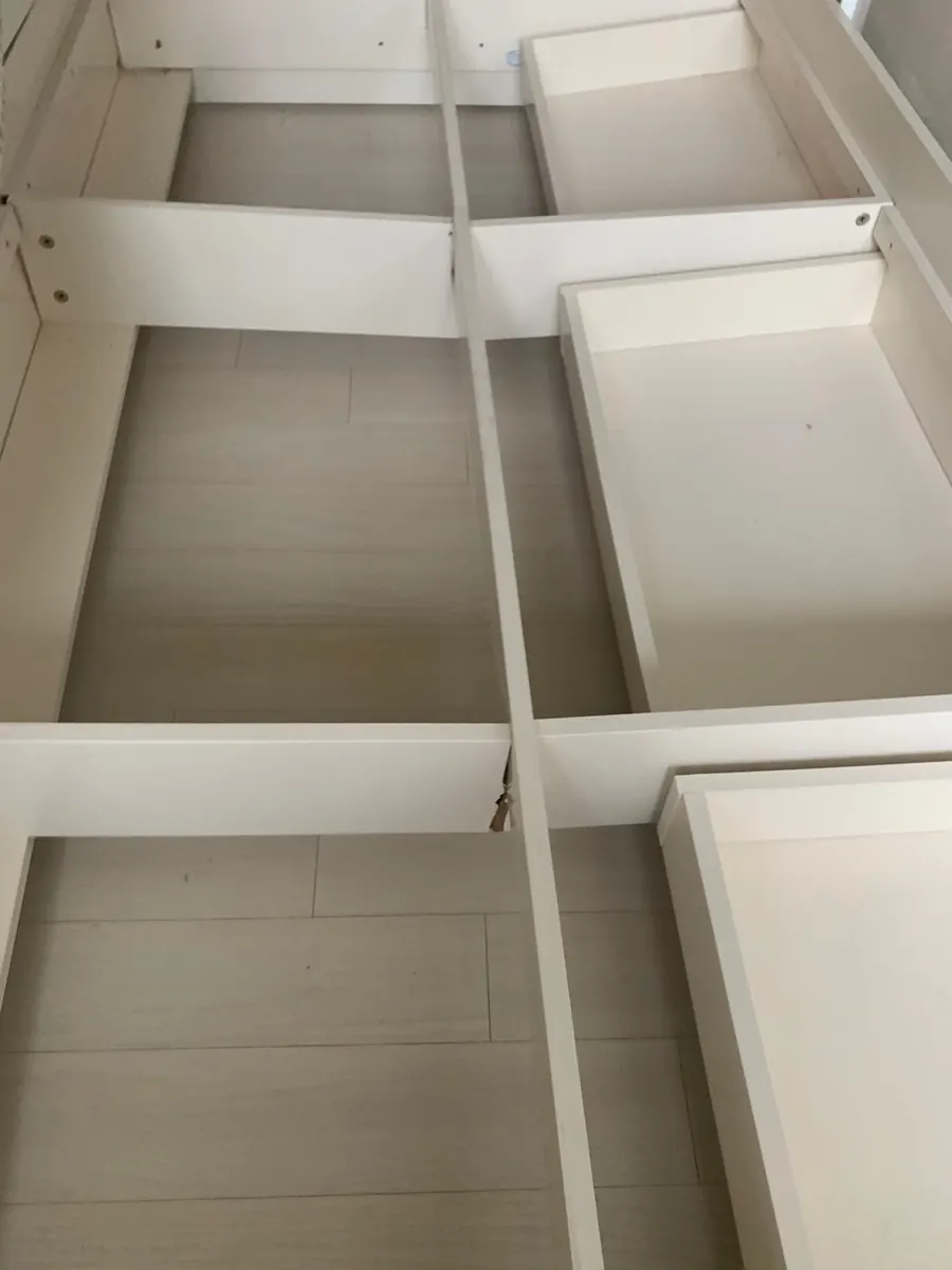 침대 하부 수납함 내부 구조 확인 모습
