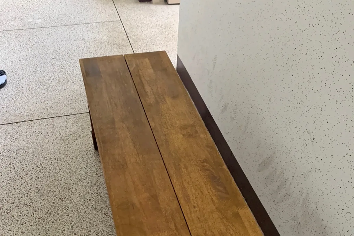 판교 원목 벤치 스테인 재도장 후 모습