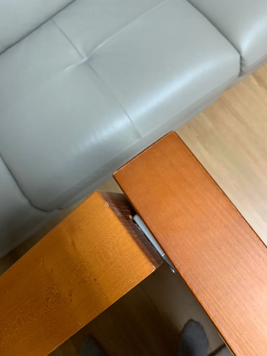 양주 책상 다리 브라켓이 헐거워진 수리 전 모습